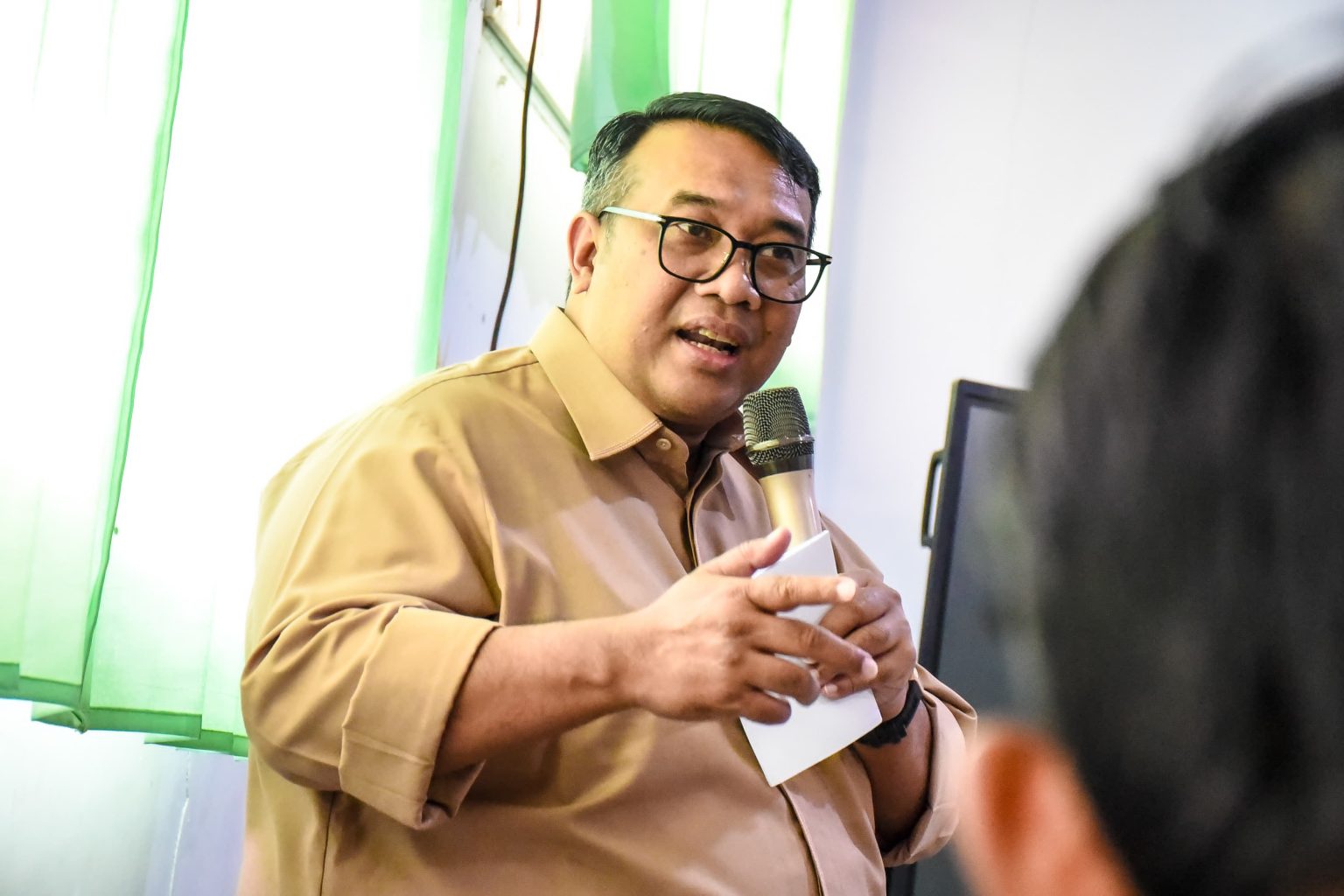 Anggota Komisi V DPRD Provinsi Jawa Barat, George Edwin Sugiharto saat meninjau SMA Negeri 1 Bongas di Kabupaten Indramayu (dok DPRD Jabar).