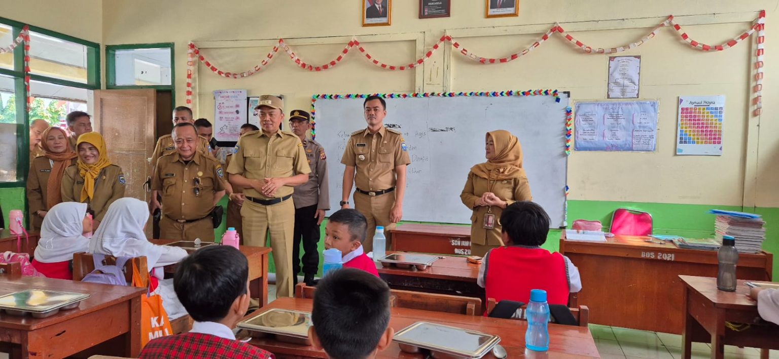 PJ Wali Kota Bandung mengontrol pembagian program makan bergizi gratis di SDN 140 ARCAMANIK (Fitri Intan Sari-Prolitenews).