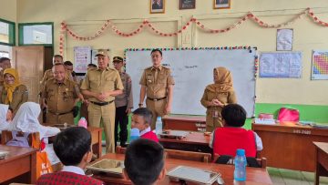 PJ Wali Kota Bandung mengontrol pembagian program makan bergizi gratis di SDN 140 ARCAMANIK (Fitri Intan Sari-Prolitenews).