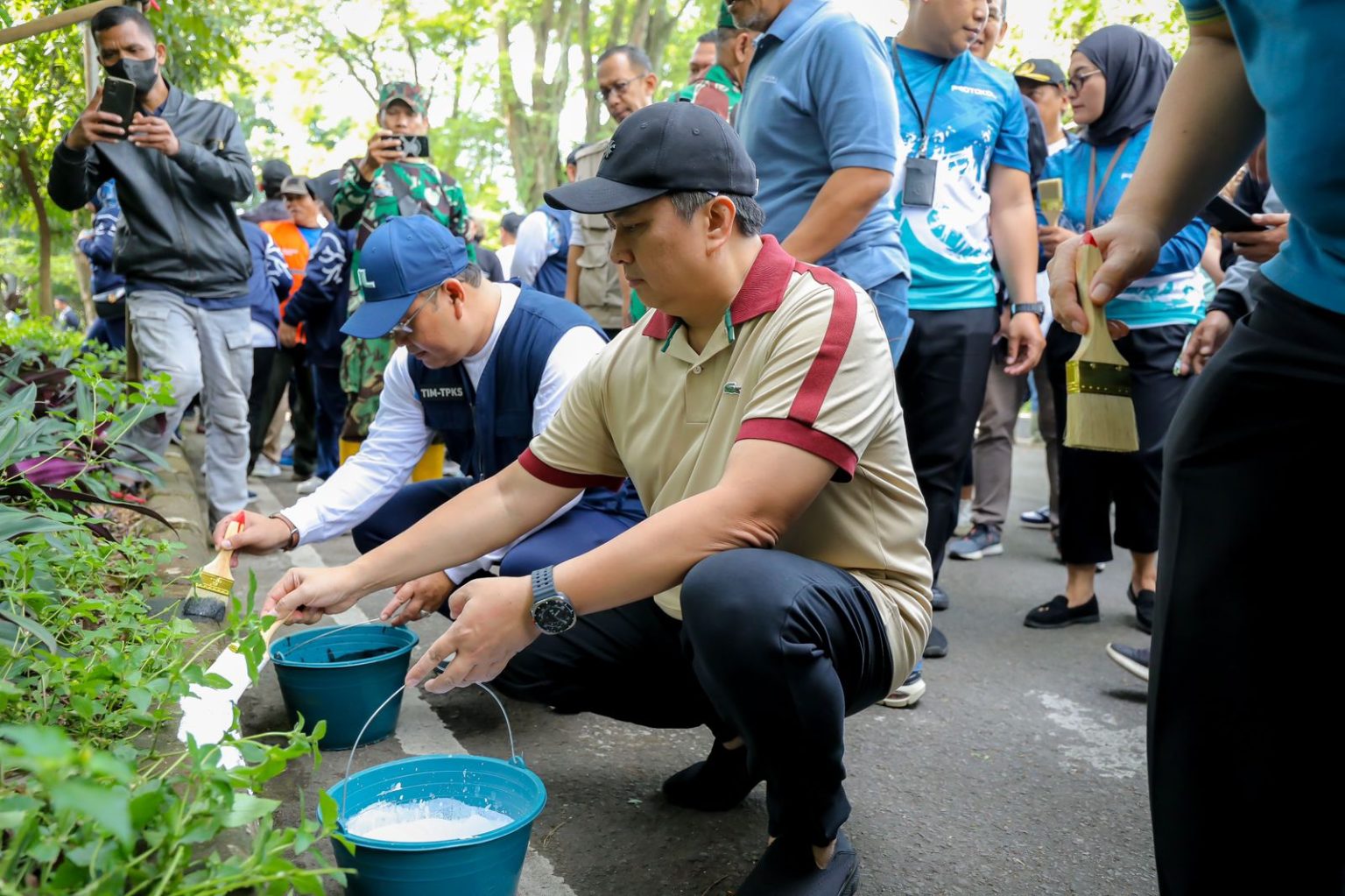 Pemerintah Kota (Pemkot) Bandung bersama seluruh lapisan masyarakat menggelar kegiatan perdana Jumat Bersih tingkat Kota Bandung di Jalan dr. Otten, Taman Westhoff, Kecamatan Cicendo (dok).