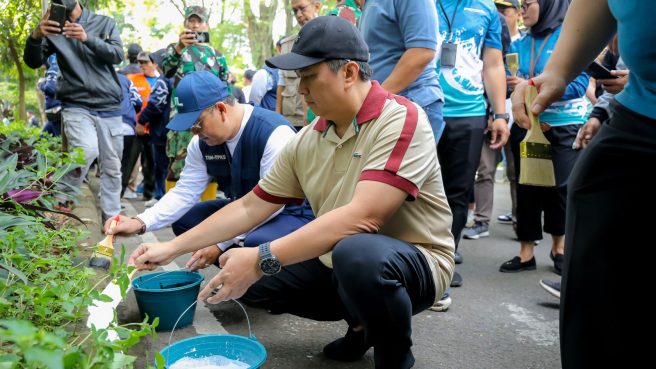 Pemerintah Kota (Pemkot) Bandung bersama seluruh lapisan masyarakat menggelar kegiatan perdana Jumat Bersih tingkat Kota Bandung di Jalan dr. Otten, Taman Westhoff, Kecamatan Cicendo (dok).