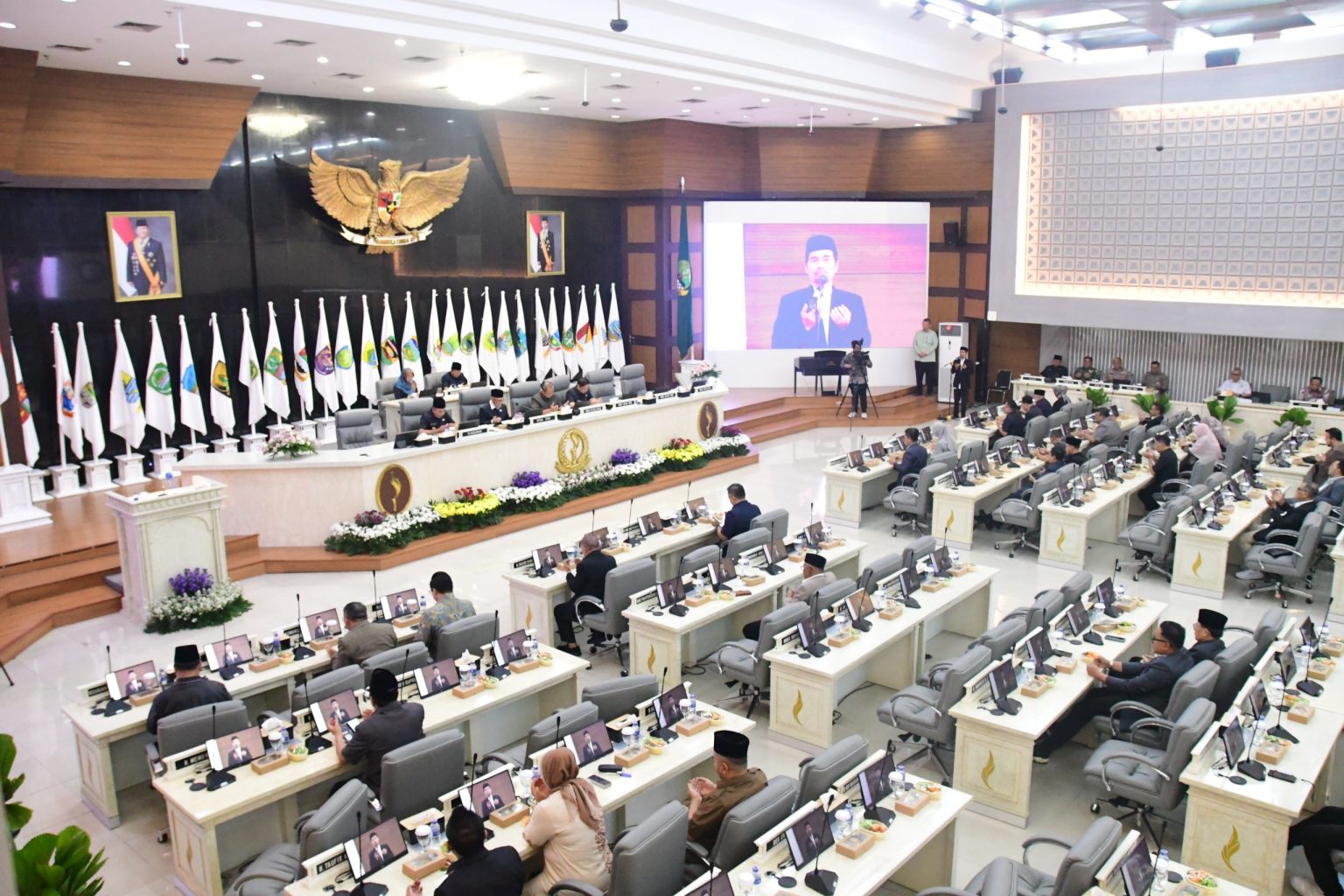Rapat paripurna penetapan gubernur dan Wakil Gubernur Jawa barat Dedi Mulyadi dan Erwan Setiawan (dok DPRD Jabar).
