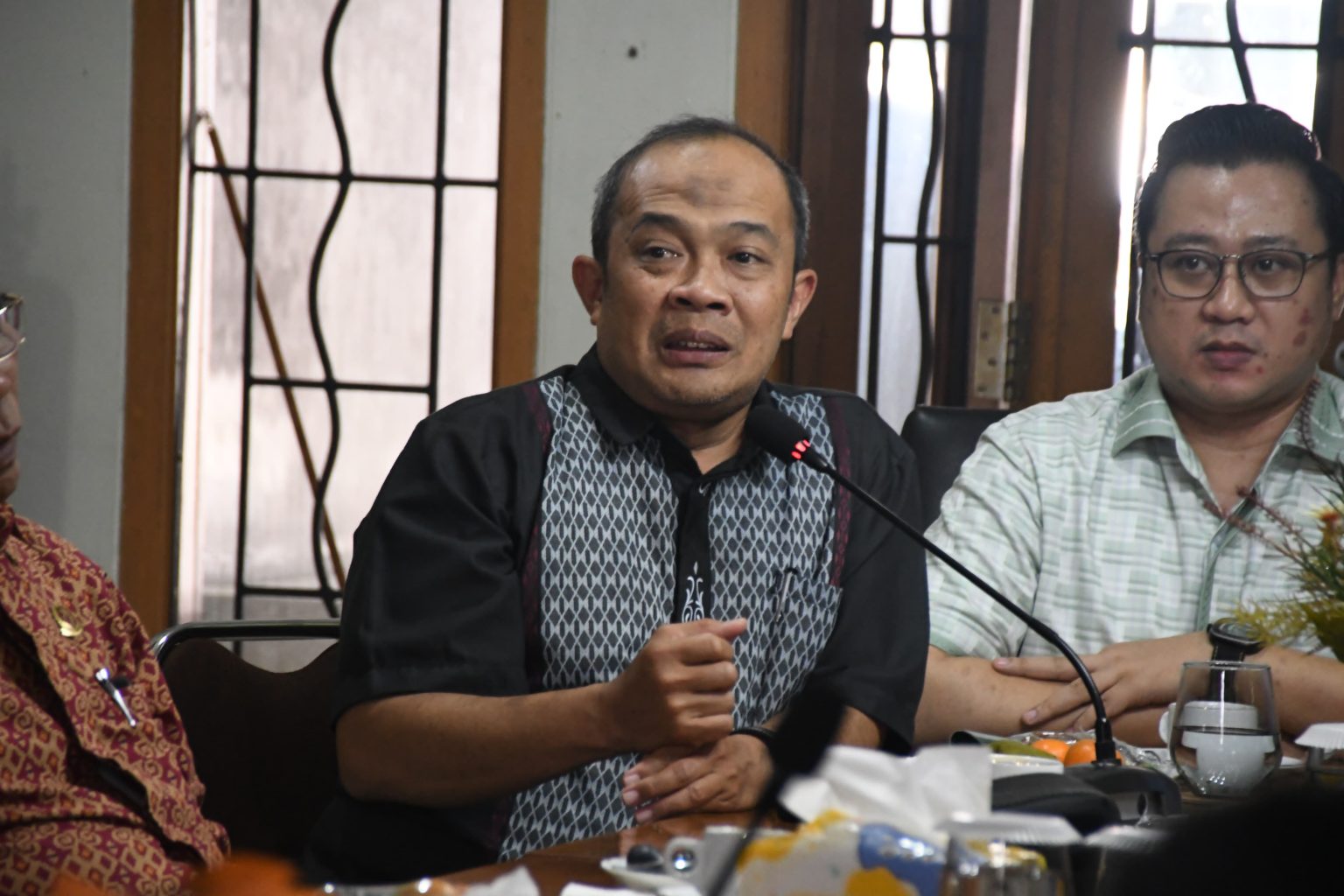 Wakil Ketua DPRD Provinsi Jawa Barat Iwan Suryawan saat berkunjung ke Kantor Cabang Dinas ESDM Kota Cimahi mengenai program Jabar Caang (dok).