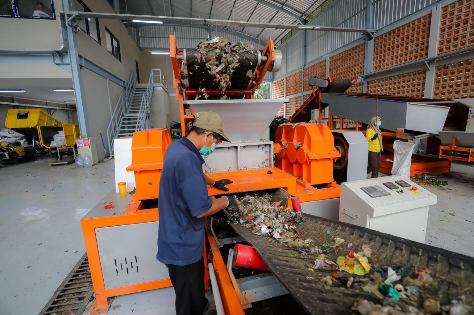 Hari Peduli Sampah Nasional 2025, Bersih-bersih Pasar dan Pengiriman Perdana RDF ke Industri Semen (dok Pemkot Bandung).