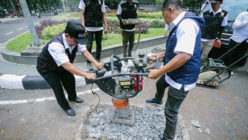 Pemkot Bandung Kick Off Perbaikan Jalan, Warga Bisa Laporkan Jalan Berlubang Hubungi Nomor Ini (dok Pemkot Bandung).