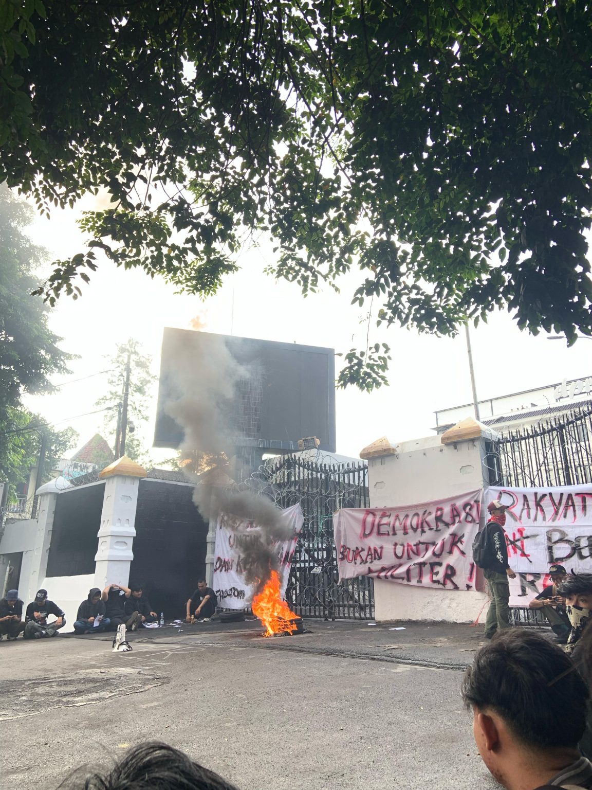 Demo Mahasiswa tolak RUU TNI di gedung DPRD Jawa Barat (Rizki Prolitenews)