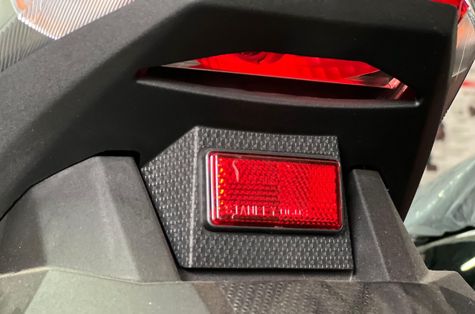 Fungsi Mata Kucing yang Menempel di Spakbor Sepeda Motor (dok Honda).