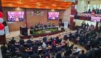 Rapat Paripurna DPRD Kota Bekasi Membahas Komitmen Pembangunan Inklusif Berbasis Syariah (Tribunnews).