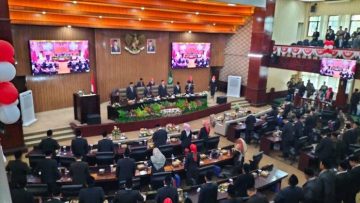 Rapat Paripurna DPRD Kota Bekasi Membahas Komitmen Pembangunan Inklusif Berbasis Syariah (Tribunnews).