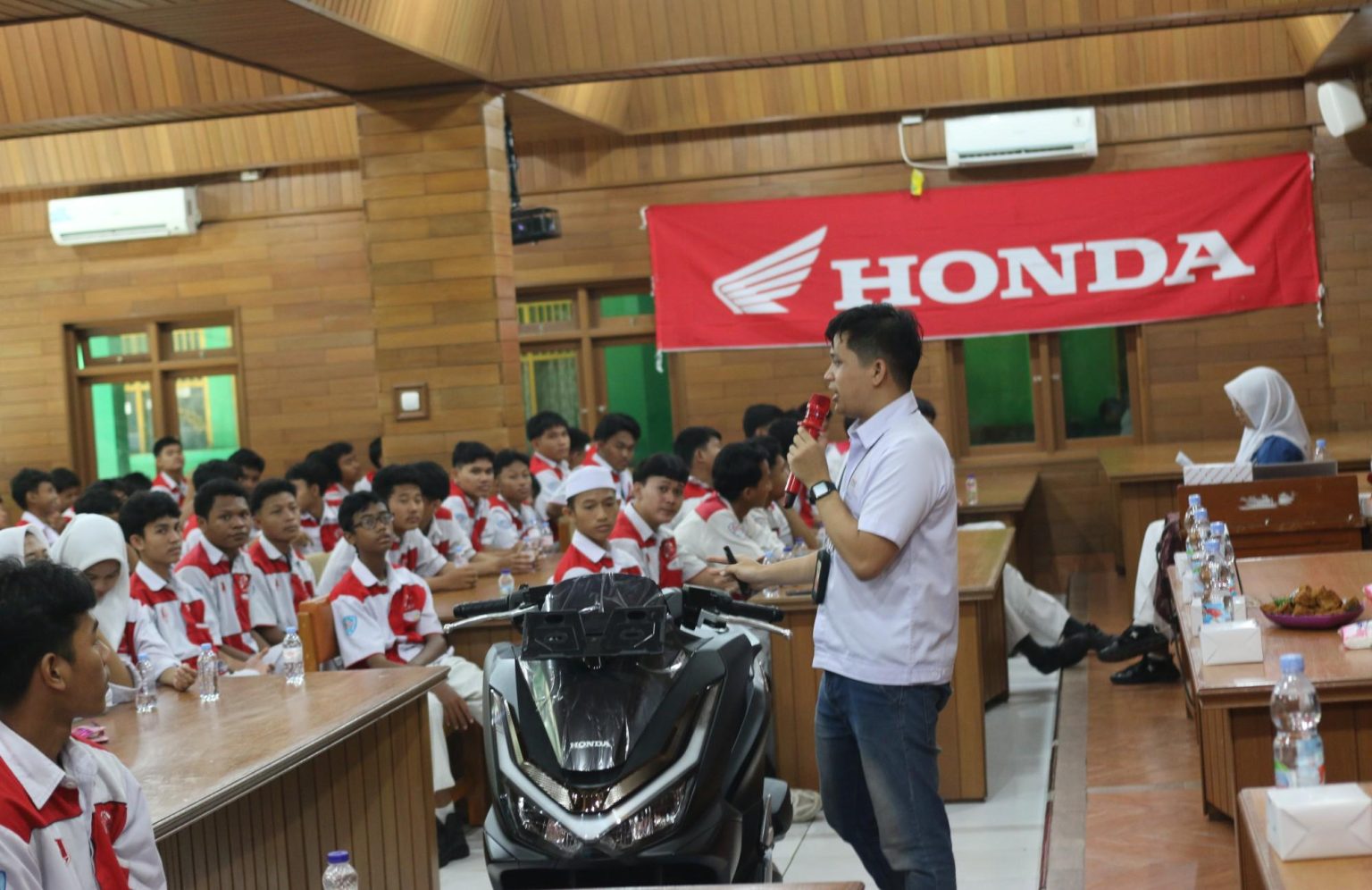 Astra Honda Berbagi Ilmu bersama SMK Bina Karya Mandiri 1 Bekasi (dok Honda).