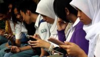 Ilustrasi membawa handphone ke sekolah (Internet).