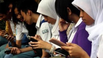 Ilustrasi membawa handphone ke sekolah (Internet).