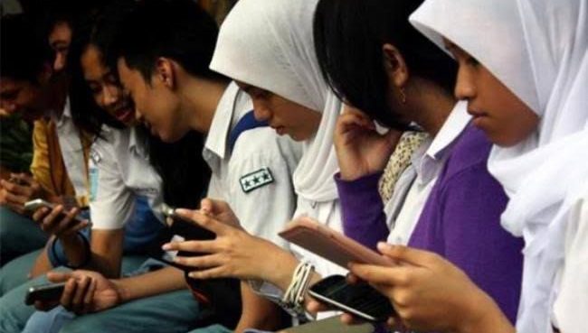 Ilustrasi membawa handphone ke sekolah (Internet).