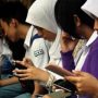 Ilustrasi membawa handphone ke sekolah (Internet).