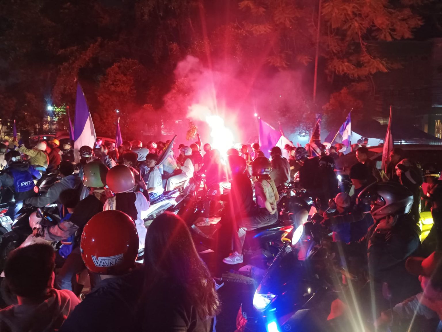 Konvoi Persib Bandung, Euforia Bobotoh Berlangsung Hingga Malam Hari (Rizki Oktavianai Prolitenews).