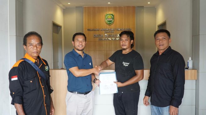 PT Daya Adicipta Motora, diwakili oleh Bapak Demmy Firmansyah, menyerahkan 1 unit ambulans Toyota Rangga kepada Bapak Dadang Karwana, Direktur BUMDes Al Kahfi, Desa Sukasari – Subang. Bantuan ini menjadi wujud nyata nilai Compassion dan komitmen DAM terhadap pelayanan kesehatan masyarakat (dok Honda).