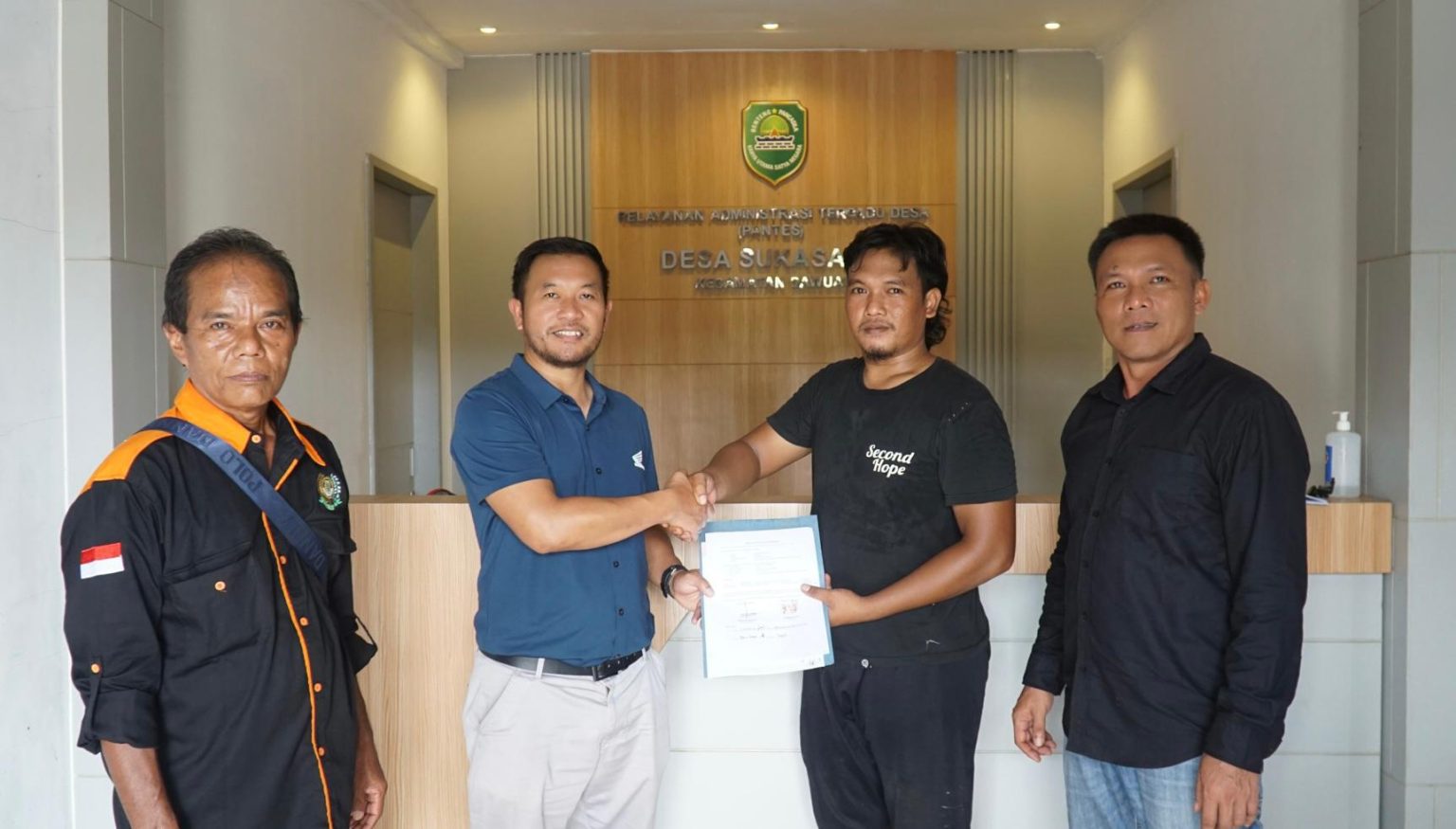 PT Daya Adicipta Motora, diwakili oleh Bapak Demmy Firmansyah, menyerahkan 1 unit ambulans Toyota Rangga kepada Bapak Dadang Karwana, Direktur BUMDes Al Kahfi, Desa Sukasari – Subang. Bantuan ini menjadi wujud nyata nilai Compassion dan komitmen DAM terhadap pelayanan kesehatan masyarakat (dok Honda).