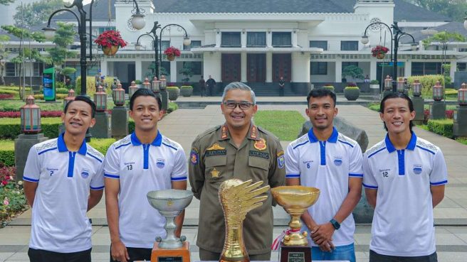 Pemain Persib Bandung himbau untuk tetap tertib dalam konvoi kemenangan Minggu (25-5) (dok Humas Kota Bandung).