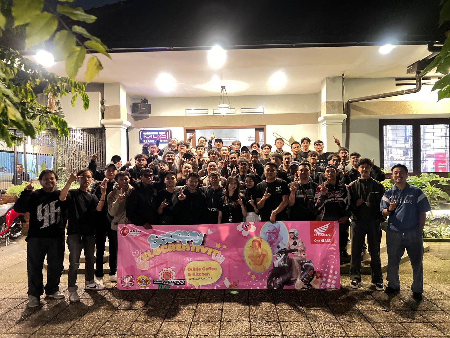 Suasana kemeriahan Booth Honda kolaborasi unik Scoopy x Paddy, yang menampilkan motor Honda Scoopy dengan sentuhan desain dari brand fashion lokal Paddy (dok Honda).