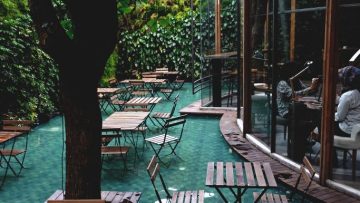 Coffee Shop di Kota Bandung yang menyajikan pemandangan estetik (in.pinterest).