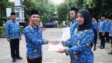 Om Zein Serahkan SK CPNS Formasi 2024 Tantangan Pengabdian sebagai Abdi Negara (dok Pemkab Purwakarta).