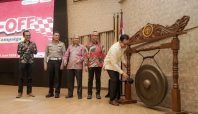 Wakil Rektor Bidang Infrastruktur dan Fasilitas UI Agus Setiawan S.Kp., M.M., D.N. (kanan) membuka pelaksanaan Road Safety Campaign ditemani Ketua Yayasan AHM Ahmad Muhibbuddin (kanan kedua), Dekan FKM UI Prof.dr.Mondastri Korib Sudaryo, M.S.D.Sc. (tengah), Dirkamsel Korlantas Polri Brigjen.Pol.Dr.Bakharuddin Muhammad Syah,SH,S.IK,M.Si (kiri kedua) dan wakil Yayasan AHM I Gede Darma Lakasana (kiri) (dok Honda).