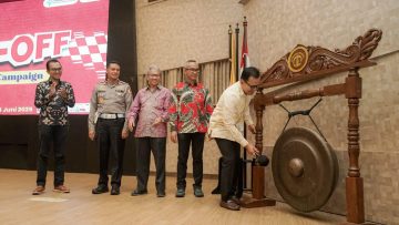 Wakil Rektor Bidang Infrastruktur dan Fasilitas UI Agus Setiawan S.Kp., M.M., D.N. (kanan) membuka pelaksanaan Road Safety Campaign ditemani Ketua Yayasan AHM Ahmad Muhibbuddin (kanan kedua), Dekan FKM UI Prof.dr.Mondastri Korib Sudaryo, M.S.D.Sc. (tengah), Dirkamsel Korlantas Polri Brigjen.Pol.Dr.Bakharuddin Muhammad Syah,SH,S.IK,M.Si (kiri kedua) dan wakil Yayasan AHM I Gede Darma Lakasana (kiri) (dok Honda).