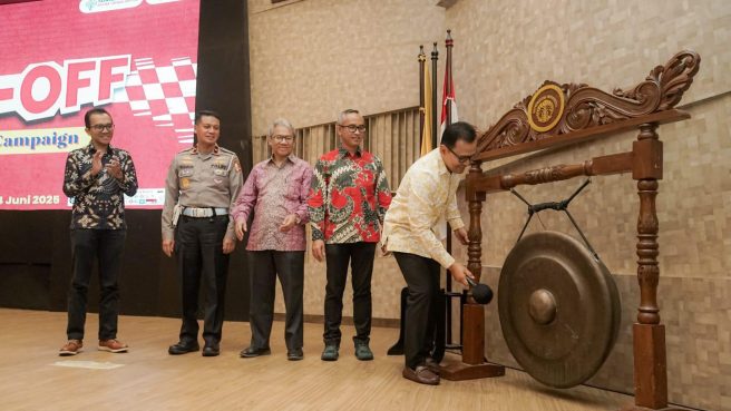 Wakil Rektor Bidang Infrastruktur dan Fasilitas UI Agus Setiawan S.Kp., M.M., D.N. (kanan) membuka pelaksanaan Road Safety Campaign ditemani Ketua Yayasan AHM Ahmad Muhibbuddin (kanan kedua), Dekan FKM UI Prof.dr.Mondastri Korib Sudaryo, M.S.D.Sc. (tengah), Dirkamsel Korlantas Polri Brigjen.Pol.Dr.Bakharuddin Muhammad Syah,SH,S.IK,M.Si (kiri kedua) dan wakil Yayasan AHM I Gede Darma Lakasana (kiri) (dok Honda).