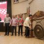 Wakil Rektor Bidang Infrastruktur dan Fasilitas UI Agus Setiawan S.Kp., M.M., D.N. (kanan) membuka pelaksanaan Road Safety Campaign ditemani Ketua Yayasan AHM Ahmad Muhibbuddin (kanan kedua), Dekan FKM UI Prof.dr.Mondastri Korib Sudaryo, M.S.D.Sc. (tengah), Dirkamsel Korlantas Polri Brigjen.Pol.Dr.Bakharuddin Muhammad Syah,SH,S.IK,M.Si (kiri kedua) dan wakil Yayasan AHM I Gede Darma Lakasana (kiri) (dok Honda).