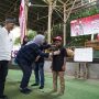 Manager Corporate Social Responsibility AHM Catur Sri Wulandari (Tengah) dan Direktur Utama PT Saung Angklung Udjo Taufik Hidayat Udjo (Kiri) melakukan penyematan pin angklung kepada peserta sebagai tanda dimulainya kegiatan School Camp 2025 (dok Honda).