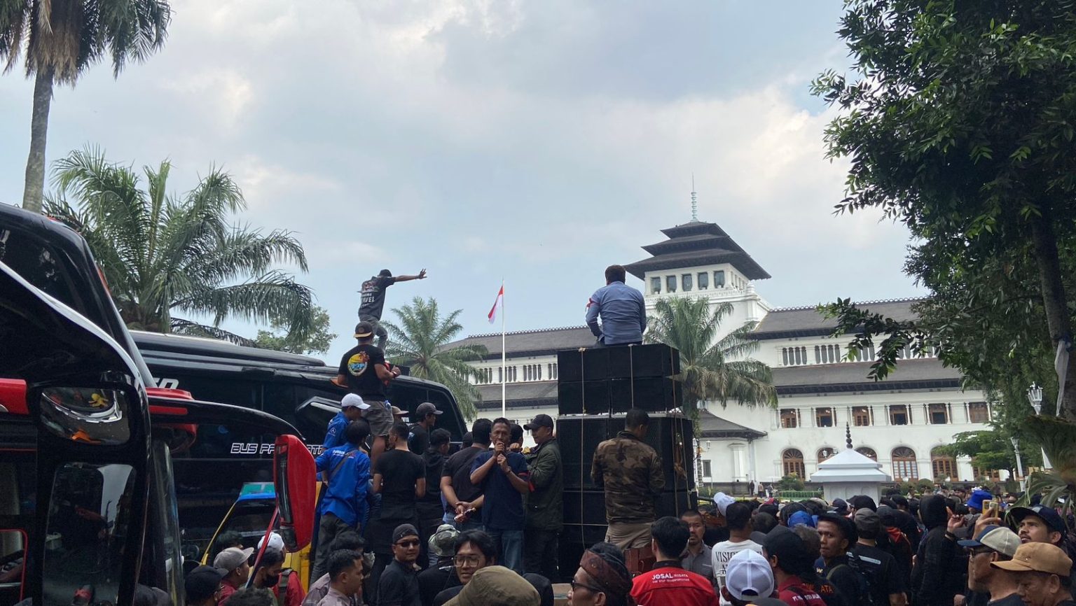 Demo L3JB terkait SK Gubernur tentang larangan study tour (UNIBI).