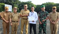 Diserahkan secara simbolis oleh Wali Kota Bekasi Dr. Tri Adhianto kepada Andrik PLT. Direktur PT Sinergi Patriot Kota Bekasi (dok Prolite).