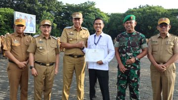 Diserahkan secara simbolis oleh Wali Kota Bekasi Dr. Tri Adhianto kepada Andrik PLT. Direktur PT Sinergi Patriot Kota Bekasi (dok Prolite).