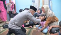 Insiden pesta pernikahan berubah menjadi duka Kapolda Jawa Barat (Jabar) Irjen Pol. Rudi Setiawan S.I.K., S.H., M.H melayat ke rumah duka Alm. Aipda Anumerta Cecep Saeful Bahri (Dok Polda Jabar).