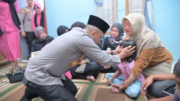Insiden pesta pernikahan berubah menjadi duka Kapolda Jawa Barat (Jabar) Irjen Pol. Rudi Setiawan S.I.K., S.H., M.H melayat ke rumah duka Alm. Aipda Anumerta Cecep Saeful Bahri (Dok Polda Jabar).