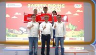 Jajaran manajemen Yayasan AHM berfoto bersama tiga duta Safety Riding Lab (SRL) yang menjadi pememang Safety Riding Camp 2025 (dok Honda).