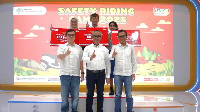 Jajaran manajemen Yayasan AHM berfoto bersama tiga duta Safety Riding Lab (SRL) yang menjadi pememang Safety Riding Camp 2025 (dok Honda).
