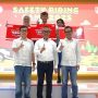 Jajaran manajemen Yayasan AHM berfoto bersama tiga duta Safety Riding Lab (SRL) yang menjadi pememang Safety Riding Camp 2025 (dok Honda).