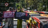 Aksi demo penolakan surat edaran Gubernur Jawa Barat Dedi Mulyadi tentang larangan Study Tour (Radar Cirebon).