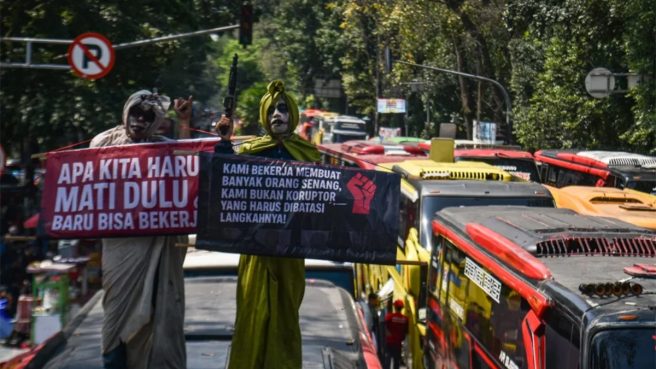 Aksi demo penolakan surat edaran Gubernur Jawa Barat Dedi Mulyadi tentang larangan Study Tour (Radar Cirebon).