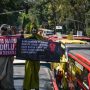 Aksi demo penolakan surat edaran Gubernur Jawa Barat Dedi Mulyadi tentang larangan Study Tour (Radar Cirebon).