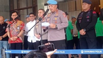 Kadiv Propam Polri Irjen Pol. Abdul Karim merilis ke 7 tersangka yang sudah menabrak Affan Kurniawan (Grid.id).