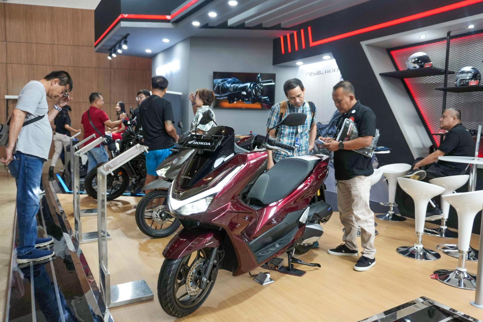 Antusiasme pengunjung mewarnai booth AHM di GIIAS 2025. Skutik Honda menjadi favorit konsumen pada pameran yang digelar di ICE, BSD, Tangerang, pada 24 Juli–3 Agustus 2025 (dok Honda).