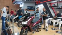 Antusiasme pengunjung mewarnai booth AHM di GIIAS 2025. Skutik Honda menjadi favorit konsumen pada pameran yang digelar di ICE, BSD, Tangerang, pada 24 Juli–3 Agustus 2025 (dok Honda).