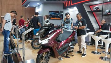 Antusiasme pengunjung mewarnai booth AHM di GIIAS 2025. Skutik Honda menjadi favorit konsumen pada pameran yang digelar di ICE, BSD, Tangerang, pada 24 Juli–3 Agustus 2025 (dok Honda).
