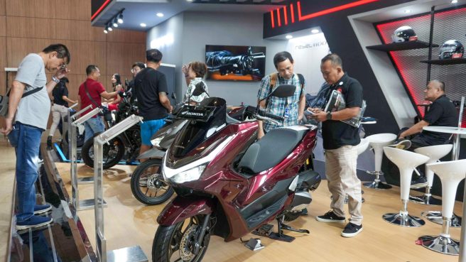 Antusiasme pengunjung mewarnai booth AHM di GIIAS 2025. Skutik Honda menjadi favorit konsumen pada pameran yang digelar di ICE, BSD, Tangerang, pada 24 Juli–3 Agustus 2025 (dok Honda).