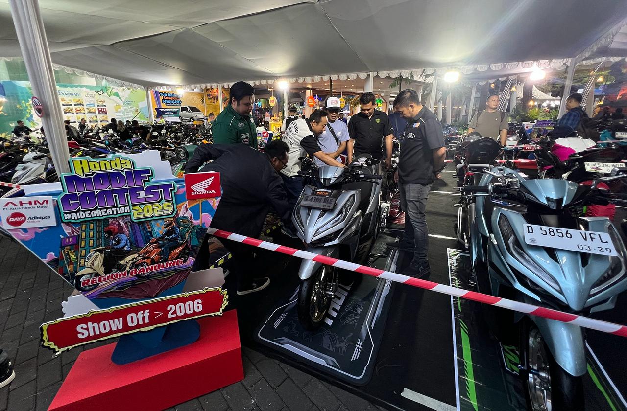 Manager Brand Activation PT Astra Honda Motor, Andika Sabmarin, bersama General Manager Motorcycle Sales, Marketing, & Logistic PT Daya Adicipta Motora, Handi, serta Manager Promotion PT Daya Adicipta Motora, Demmy Firmansyah, didampingi para dewan juri Honda Modif Contest 2025, melihat langsung motor-motor modifikasi dari berbagai kategori di HMC 2025, Cihampelas Walk, Bandung.