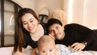 Aaliyah Massaid dan Thariq Halilintar Perlihatkan Wajah Sang Putra yang Berusia 3 Bulan