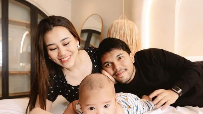 Aaliyah Massaid dan Thariq Halilintar Perlihatkan Wajah Sang Putra yang Berusia 3 Bulan
