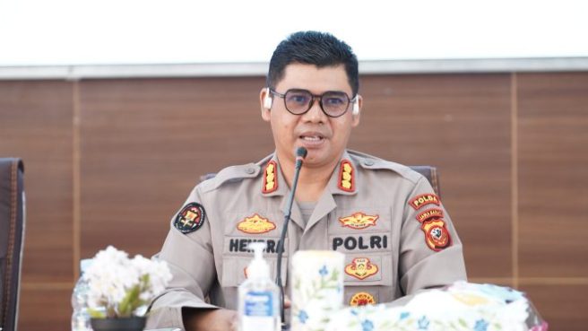 Kepala Bidang Hubungan Masyarakat (Kabid Humas) Polda Jawa Barat, Kombes Pol Hendra Rochmawan, S.I.K., M.H, kawal peristiwa keracunan massal yang diduga dari menu MBG (Tribatanews).